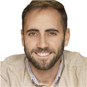 Profesor de primaria imparte clases a niños de primaria y primer ciclo de secundaria